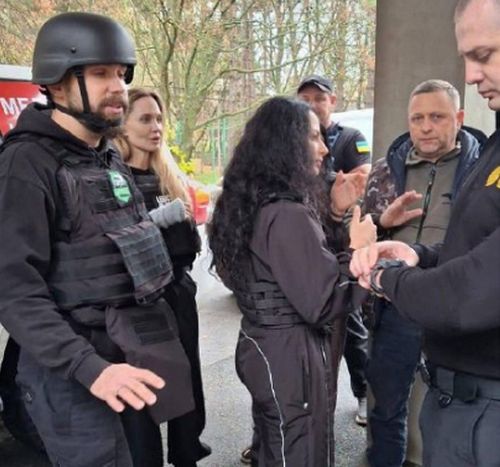 Анджеліна Джолі в Херсоні: у Мережі показали фото акторки в антидроновому тунелі